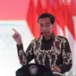 Presiden Joko Widodo atau Jokowi memberi arahan saat menyalurkan bantuan sosial Program Keluarga Harapan (PKH) dan Bantuan Pangan Non Tunai (BPNT) kepada seribu warga Depok, Jawa Barat, Selasa (12/2). (Liputan6.com/Herman Zakharia)