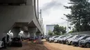 Sejumlah mobil terparkir di Park and Ride di kawasan Lebak Bulus, Jakarta, Kamis (28/3). Park and Ride Stasiun MRT Lebak Bulus menerapkan tarif flat per hari. (Liputan6.com/Faizal Fanani)