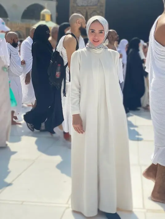 Gamis model cape warna putih dipadu hijab bermotif beri kesan berkelas dan elegan pada penampilan. @yunishara36.