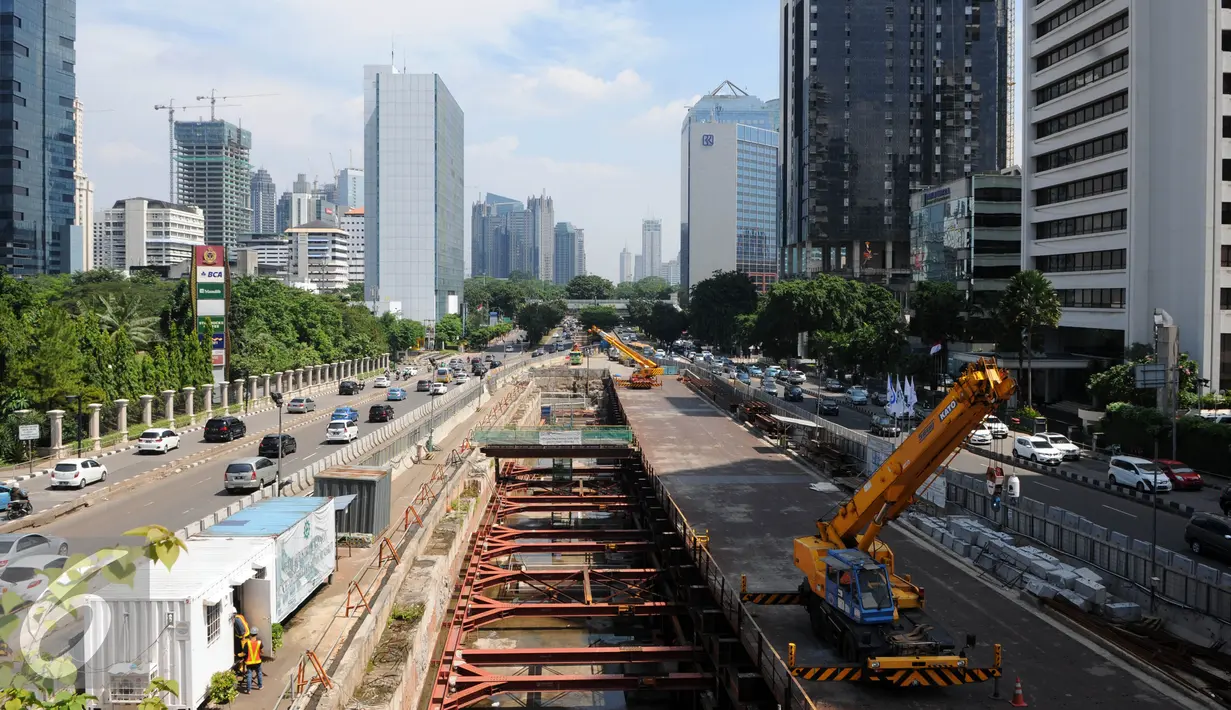 Suasana pembangunan MRT di kawasan Blok M dan Sudirman, Jakarta, (23/7). Kendala yang dihadapi dalam pembebasan lahan untuk MRT, karena banyaknya warga yang meminta lahannya dibeli dengan harga di atas NJOP. Liputan6.com/Helmi Afandi)