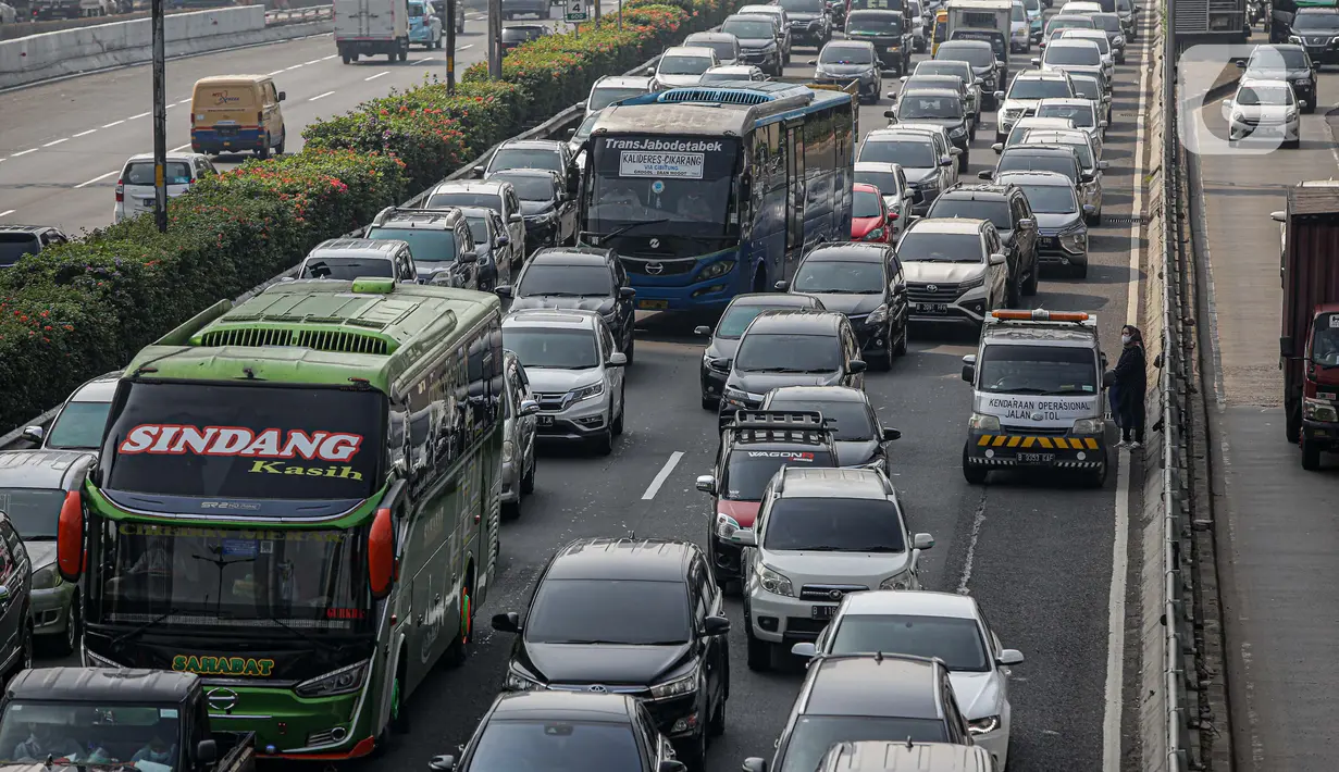 Sejumlah kendaraan roda empat terjebak macet di ruas Tol Dalam Kota, Jakarta, Senin (5/7/2021). Macet tersebut disebabkan karena adanya penutupan sejumlah pintu keluar tol dalam kota dalam masa PPKM Darurat. (Liputan6.com/Faizal Fanani)