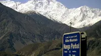 Nanga Parbat, gunung tertinggi kesembilan di dunia, lokasi penembakan sembilan turis asing dan satu orang Pakistan oleh kelompok bersenjata berseragam polisi. (AP/Musaf Zaman Kazmi)