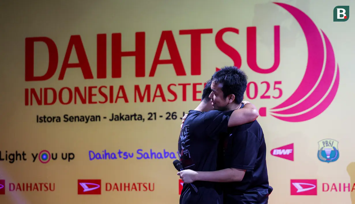 <p>Pebulu tangkis ganda putra Indonesia, Mohammad Ahsan (kiri) berpelukan dengan Hendra Setiawan dalam acara 'Moment of Honor The Daddies' sebelum laga final Indonesia Masters 2025 di Istora Senayan, Jakarta, Minggu (26/01/2025). (Bola.com/Bagaskara Lazuardi)</p>