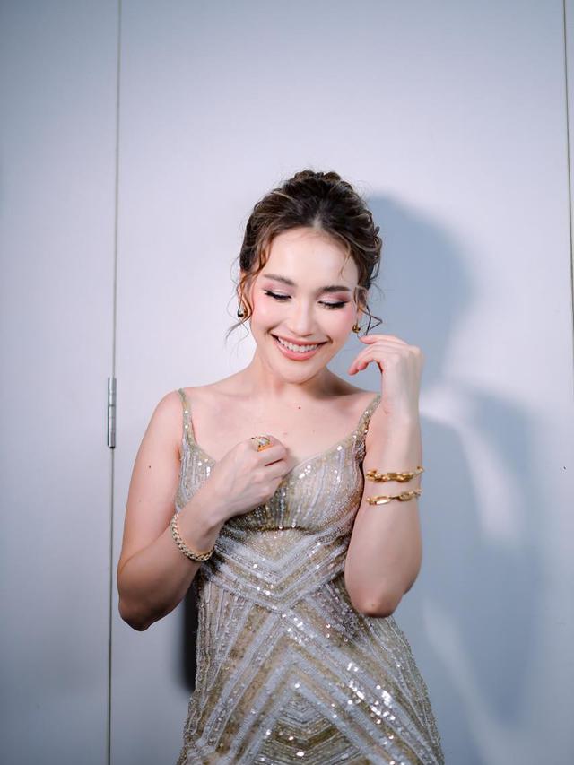 Tumpukan Gelang Emas sebagai Kunci Aura Diva