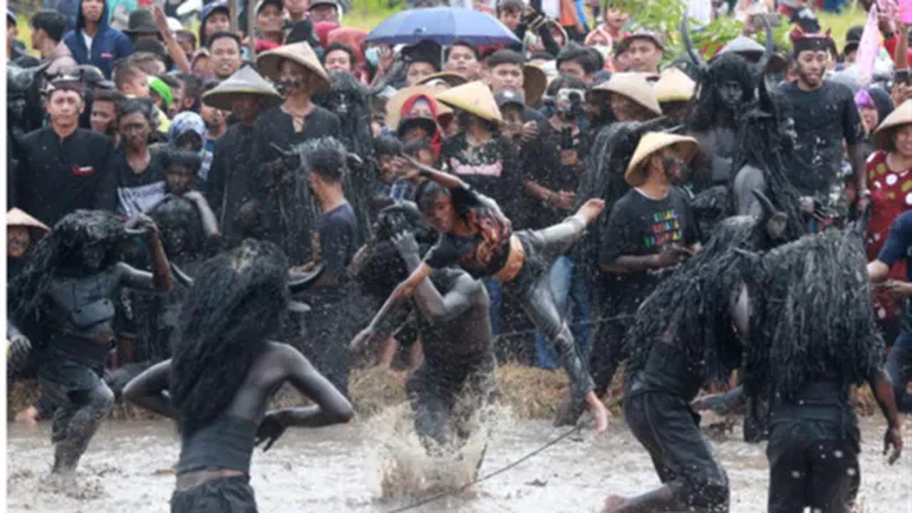 Upacara ini mengharuskan beberapa laki–laki berdandan menyerupai kerbau dan berkorban untuk membajak sawah.