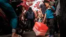 Penjual pun menawarkan beragam potongan harga. (Yasuyoshi CHIBA/AFP)