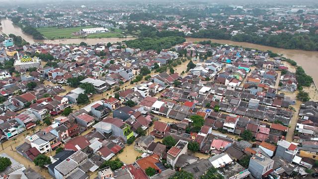 Bekasi Lumpuh, Banjir Rendam Perkumiman hingga Perkantoran