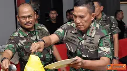 Citizen6, Surabaya: Syukuran kenaikan pangkat Komandan Korps Marinir Mayjen TNI ( Mar) A. Faridz Washington ini dipersembahkan oleh Komandan Pasmar-1 Brigjen TNI (Mar) R. Gatot Suprapto. (Pengirim: Diyat Akmal)