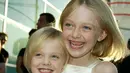 Nah! Foto ini diambil pada 4 Agustus 2003 saat Dakota dan Elle hadir di premier film Uptown Girls(Kevin Winter / Getty Images North America / AFP)