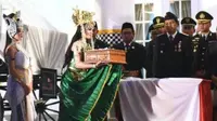 Nyai Ratu Kidul membawa peti berisi Sang Saka Merah Putih, menyerahkannya kepada Bupati Purwakarta, Dedi Mulyadi. 