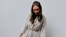 <p>Tampil simpel dengan sepatu vans dan midi dress, gadis berdarah campuran Belanda-Minangkabau ini juga makin manis dengan ikatan rambut kepang. (Instagram/caitlin halderman)</p>