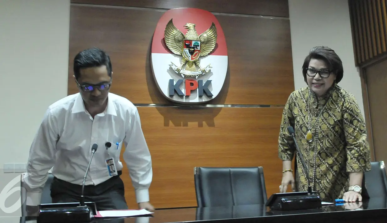 Wakil Ketua KPK Basaria Panjaitan (kanan) dan Juru bicara KPK Febri Diansyah (kiri) jelang memberikan keterangan tentang penetapan tersangka kasus korupsi penerbitan SKL BLBI di Gedung KPK, Jakarta, Selasa (25/4). (Liputan6.com/Helmi Afandi)