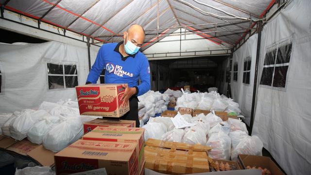 ASN di Surabaya donasi sembako untuk warga terdampak Covid-19. (Dian Kurniawan/Liputan6.com)