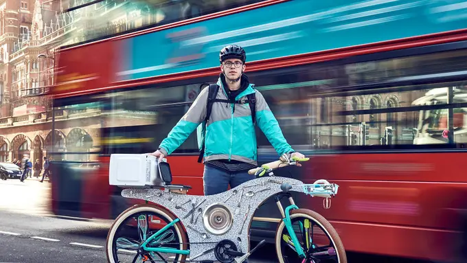 [Bintang] Gokil! Sepeda Ini Dibuat dari 74 Peralatan Dapur di Rumah!