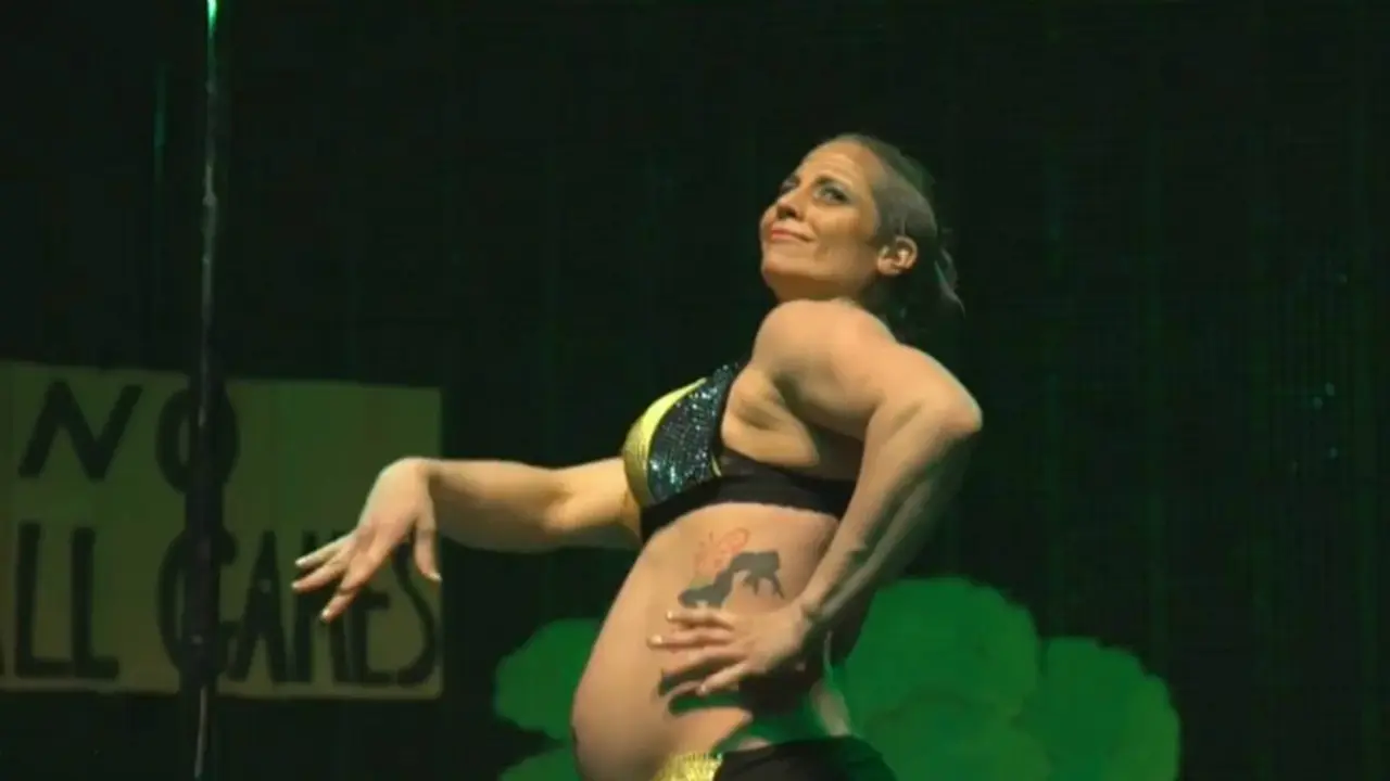 Ibu hamil pole dance