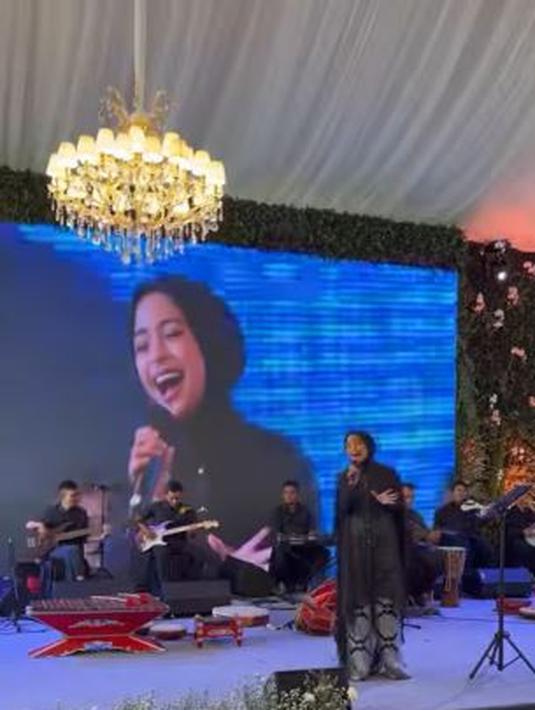 Tak hanya sebagai tamu, Tantri Kotak juga bernyanyi di acara pernikahan putri Anies Baswedan. (Foto: Instagram/@tantrisyalindri)
