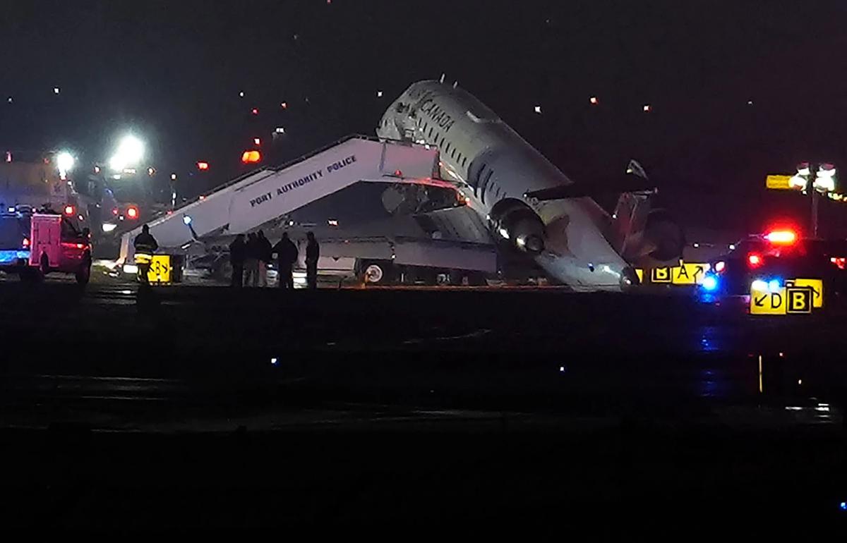 FOTO: Kerusakan Parah Pesawat Air Canada Uasai Tabrak Truk Pemadam Kebakaran