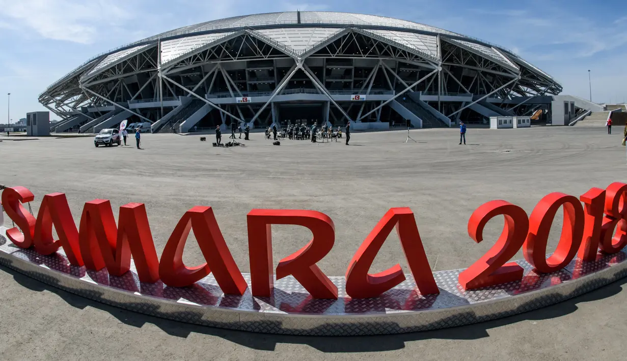 Logo bertuliskan "Samara 2018" terlihat di luar gedung Samara Arena yang juga dikenal sebagai Kosmos Arena di Rusia, 6 Mei 2018. Samara Arena adalah salah satu dari 12 venue untuk penyelenggaraan Piala Dunia 2018 Rusia musim panas ini (AFP/Mladen ANTONOV)