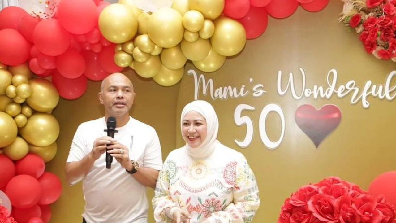 Diketahui, sang istri berulang tahun ke-50 di mana artinya ini adalah perayaan ulang tahun emasnya. "Selamat Ulang Tahun Kanjeng Mami," tulis Hendro dalam keterangan foto. <br>