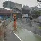 Petugas PPSU membersihkan sampah dekat beton pembatas di Jalan Senopati, Jakarta, Minggu (29/12/2019). Pascakejadian mobil tabrak Apotek Senopati, Suku Dinas Bina Marga memasangan beton pembatas untuk meminimalisir kejadian serupa terulang kembali. (Liputan6.com/Faizal Fanani)