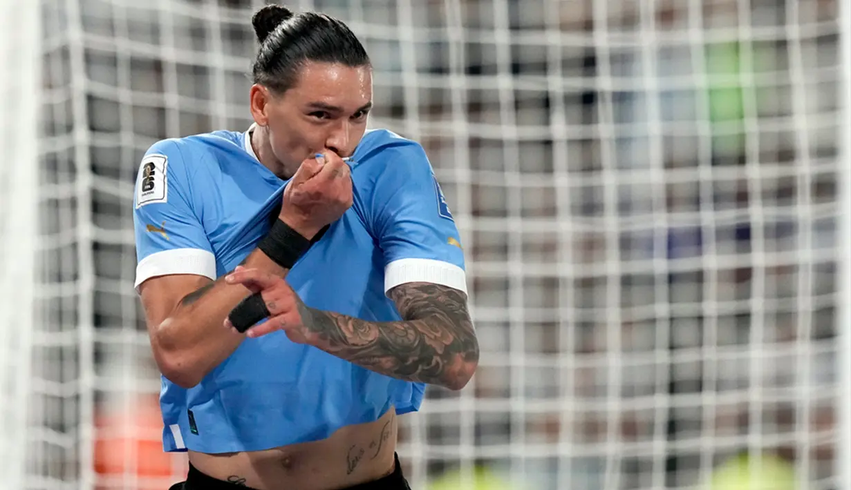 Pemain Uruguay Darwin Nunez melakukan selebrasi usai mencetak gol ke gawang Argentina pada pertandingan sepak bola kualifikasi Piala Dunia 2026 di Stadion La Bombonera, Buenos Aires, Argentina, Kamis (16/11/2023). Uruguay menaklukkan Argentina dengan skor 2-0. (AP Photo/Matias Delacroix)