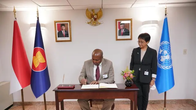 Menlu Retno Marsudi melangsungkan Pertemuan Bilateral dengan Menteri Luar Negeri dan Kerja Sama Pembangunan Burundi, Albert Shingiro, di sela-sela Sesi Debat Umum Sidang ke-77 Majelis Umum PBB di New York (22/09/2022). (Dok: Kemlu RI)