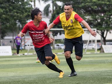 Pemain Bali United, Loudry Setiawan, berusaha melewati Silvio Escobar (kanan) saat latihan di Lapangan Pertamina, Simprug, Jakarta, Rabu (6/4/2016). Ini merupakan persiapan jelang Trofeo Persija, Sabtu (9/4/2016) nanti. (Bola.com/Vitalis Yogi Trisna)
