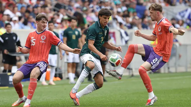 Findlay Curtis (kiri) beraksi di laga uji coba antara Bolivia dengan Skotlandia di New Jersey, Minggu (7/6/2026).