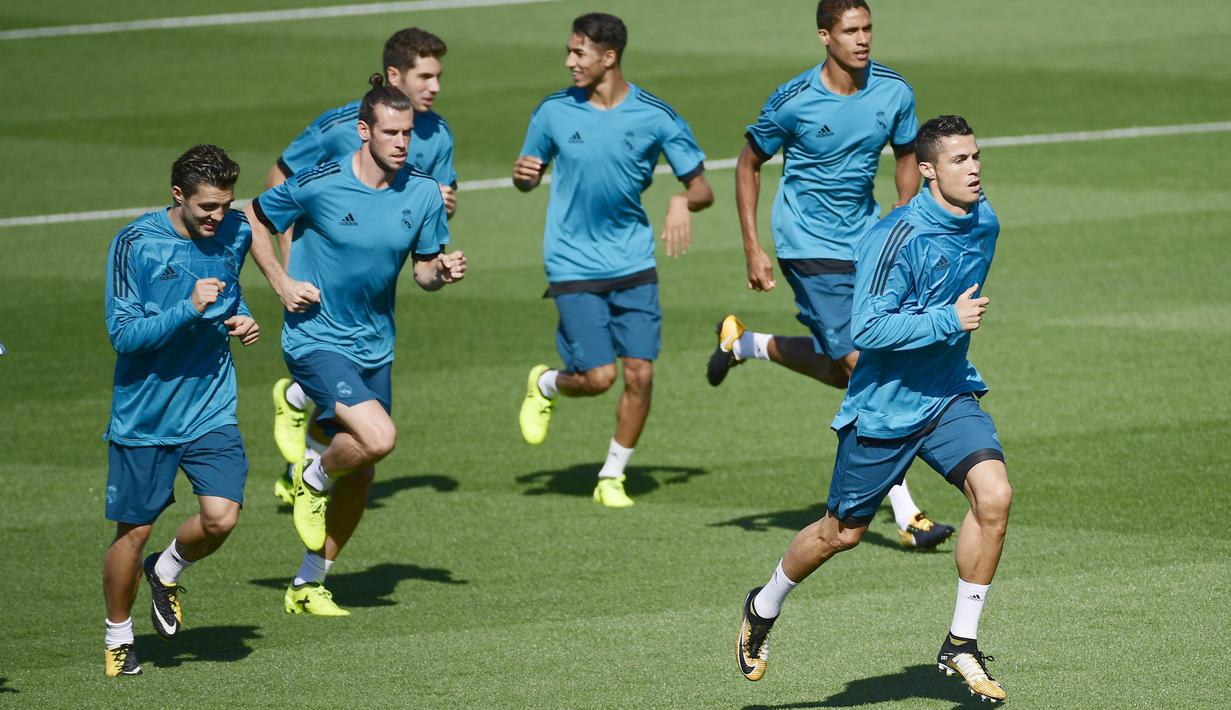 Striker Real Madrid, Cristiano Ronaldo bersama rekannya melakukan sesi latihan jelang laga Liga Champions di Madrid, Selasa (12/9/2017). Real Madrid akan berhadapan dengan  Apoel FC. (AFP/Pierre-Philippe Marcou)