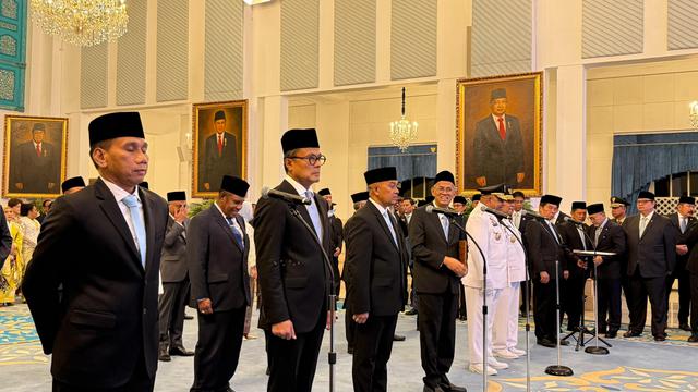 Anggito Abimanyu (keempat dari kiri) Dilantik Sebagai Ketua LPS oleh Presiden Prabowo di Istana