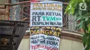 Spanduk meminta pelantikan RT di Meruya di Perumahan TMV Meruya Selatan, Kembangan, Jakarta Barat, Sabtu (26/2/2022). Spanduk berisikan tuntutan warga karena lambatnya Pemprov DKI untuk segera pihak kelurahan Meruya Selatan melantik RT terpilih sejak November 2021. (Liputan6.com/Faizal Fanani)