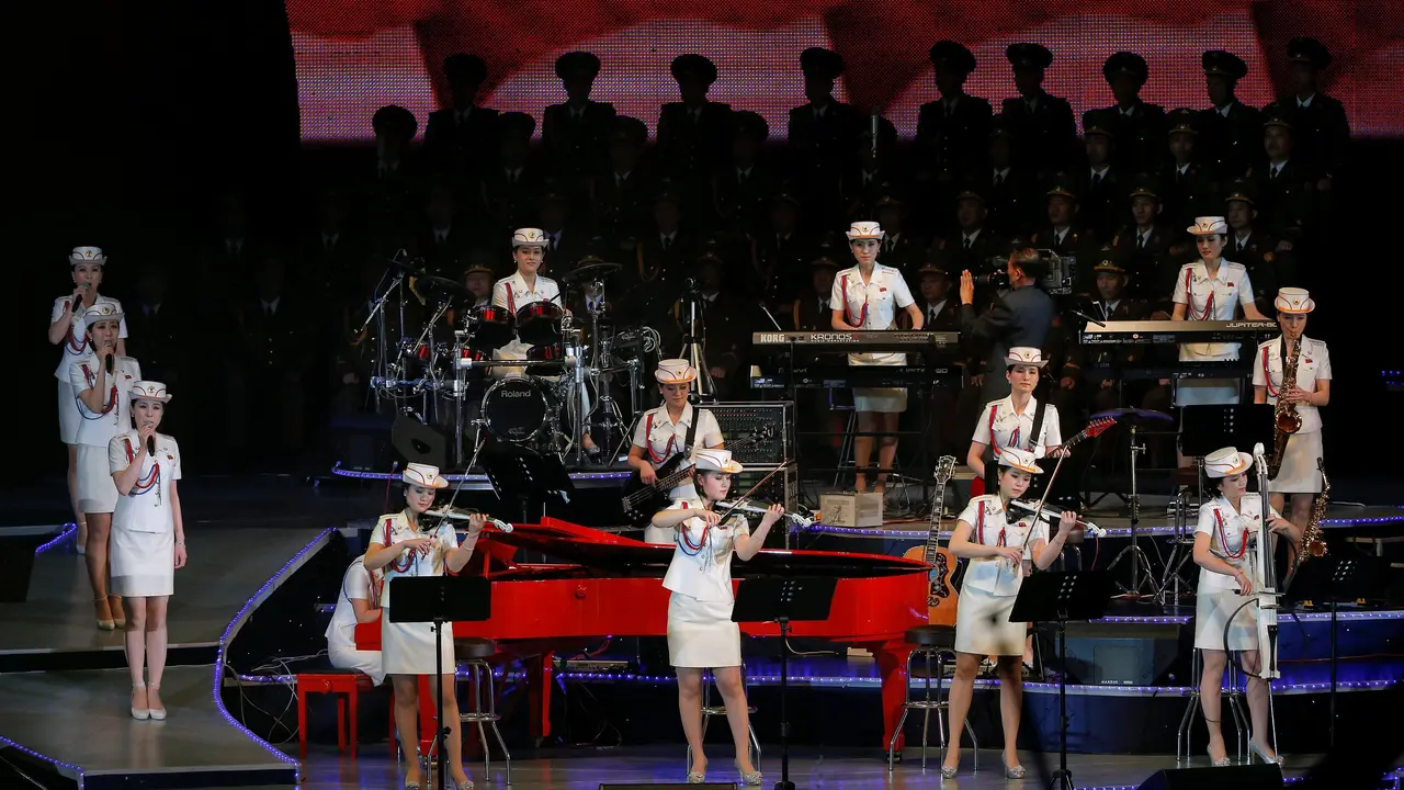 Kelompok orkestra pemerintah Korea Utara tengah unjuk gigi di atas panggung - AP