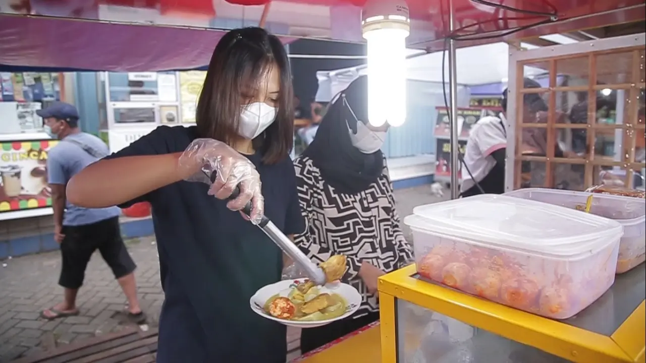 Qorry dan Meitry Menyiapkan Lontong Sayur