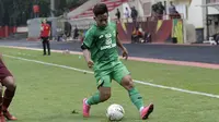 Gelandang Bhayangkara FC, Andik Vermansah, menggiring bola saat melawan PSM Makassar pada laga uji coba di Stadion PTIK, Jakarta, Rabu, (5/2/2020). Bhayangkara FC takluk 0-1 dari PSM Makassar. (Bola.com/M Iqbal Ichsan)