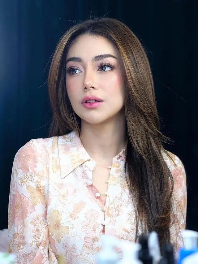 Celine Evangelista dengan makeup flawless (Instagram/celine_evangelista)