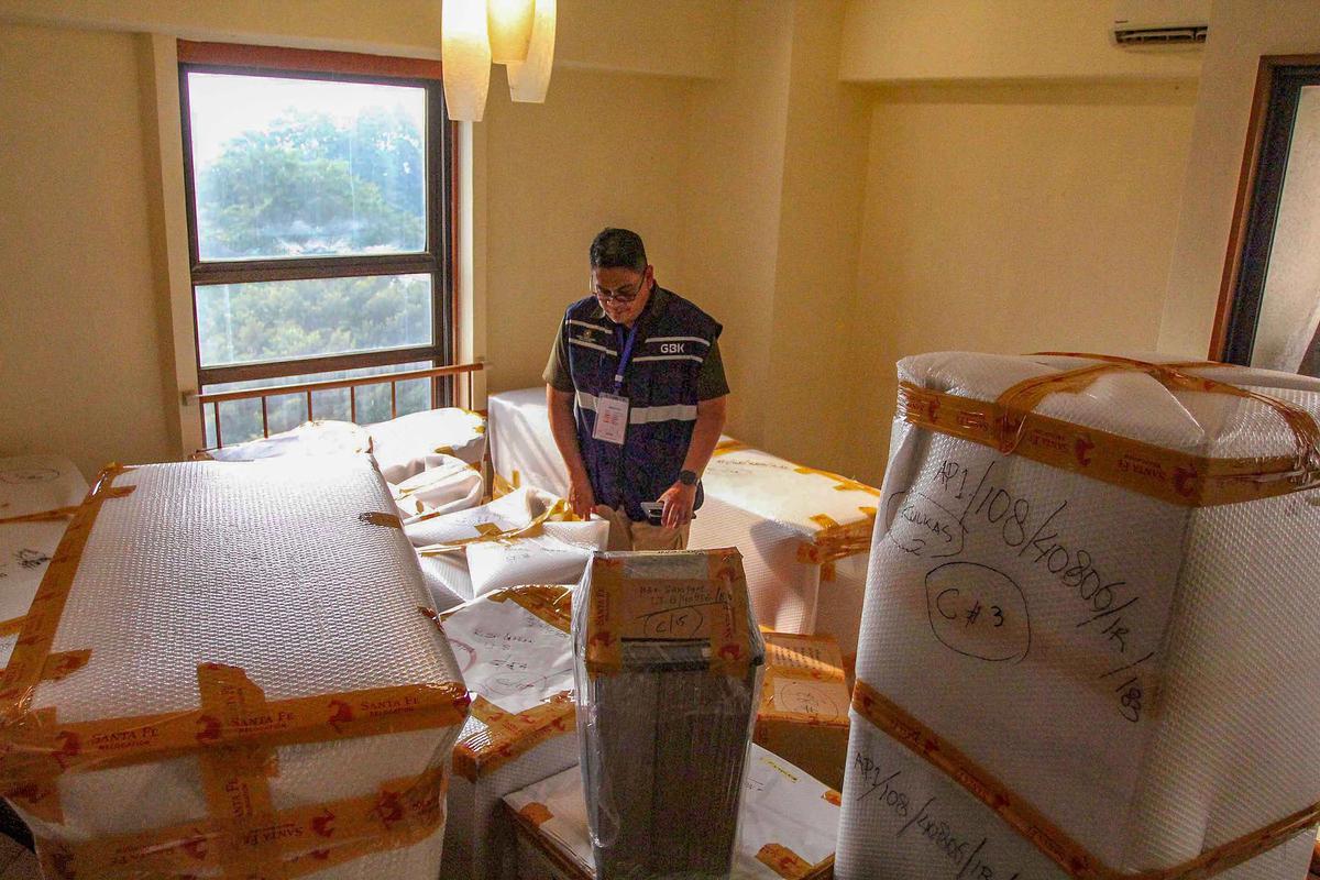 FOTO: Kemensetneg Relokasi Aset Eks Hotel Sultan ke Gudang di Cikarang
