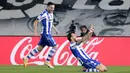 Pemain Alaves, Joselu, melakukan selebrasi usai mencetak gol ke gawang Real Madrid pada laga Liga Spanyol di Stadion Alfredo di Stefano, Sabtu (28/11/2020). Real Madrid takluk dengan skor 1-2. (AP/Bernat Armangue)