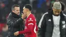 Pelatih Fulham, Marco Silva, berbincang dengan pemain Liverpool, Trent Alexander-Arnold, setelah laga usai pada laga pekan 14 di Stadion Anfield, Minggu (3/12/2023). (AP Photo/Jon Super)