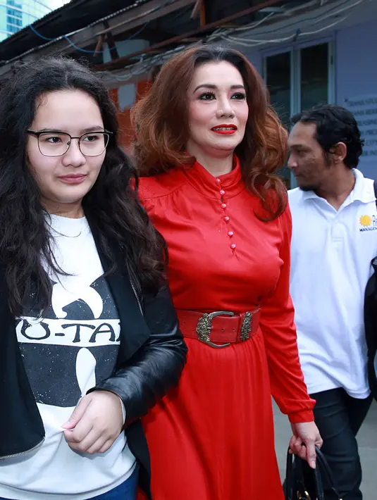 "Enggak deh, enggak mau jadi penyanyi. Aku pengen jadi arsitek. Aku udah plant fiture. Suka mulai mikirin kuliah di mana," tandas Zahwa. (Deki Prayoga/Bintang.com)