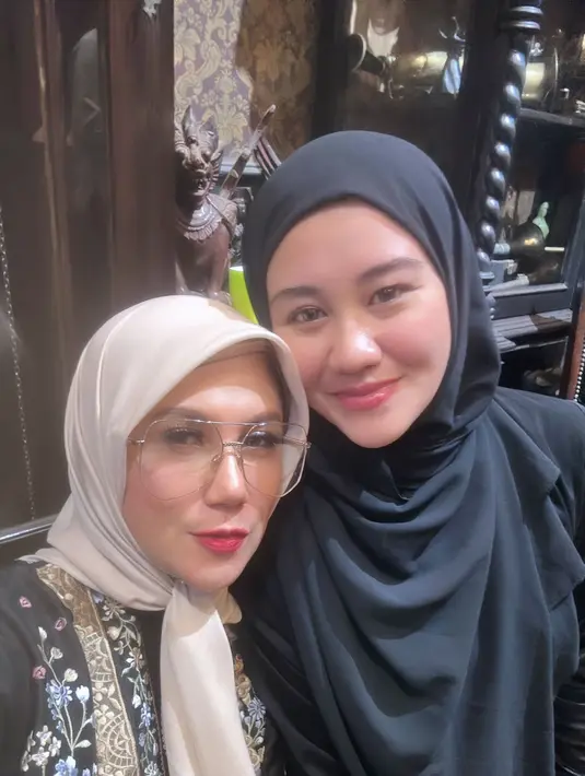 Marini Zumarnis tampil glamor dengan gamis full bordir dengan kerudung nude. Kacamata dengan frame lebar jadi aksesori andalan [@marinizumarnisreal]