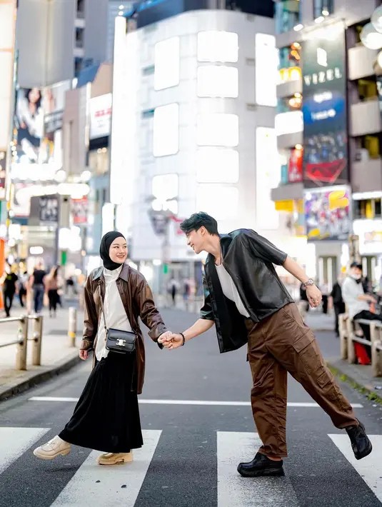 Belum lama ini, Rey Mbayang dan Dinda Hauw menikmati liburan di Negeri Sakura. Gayanya yang selalu serasi mencuri perhatian.