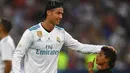 Cristiano Ronaldo mengelus kepala anaknya menyaksikan penyerahan trofi Piala Super Spanyol di Santiago Bernabeu stadium, Madrid, (16/8/2017). Real menang agregat 5-1. (AFP/Gabriel Bouys)