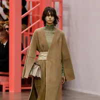 Kim Jones selalu tertarik dengan gagasan FENDI yang mengeksplorasi gagasan utilitas fungsional, di samping feminitas. Bagi Kim Jones sendiri, perempuan FENDI adalah perempuan yang kuat dengan kehidupan penuh dan sibuk. Foto: Document/FENDI.