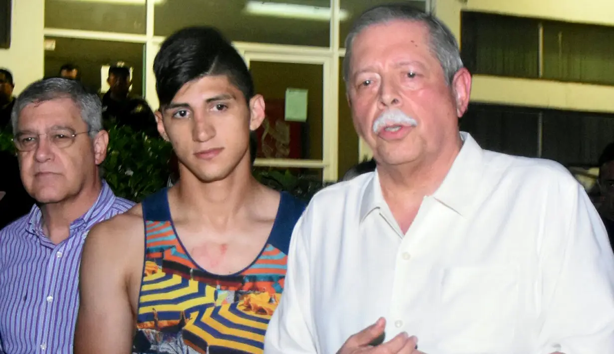 Pemain sepakbola asal Meksiko, Alan Pulido (tengah) bersama Gubernur Tamaulipas Egidio Torre Cantu usai diselamatkan dari sebuah penculikan di Ciudad Victoria, Tamaulipas, Meksiko, (30/5). Dikabarkan kondisinya saat ini baik-baik saja. (REUTERS/Stringer)