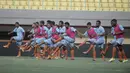 Pemain Timnas Fiji melakukan sesi latihan jelang laga melawan Indonesia di Stadion Patriot, Bekasi, Jumat, (1/9/2017). Fiji akan menjalani laga Persahabatan melawan Indonesia. (Bola.com/M Iqbal Ichsan)