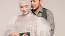 Dalam berbagai tema maternity shoot, Fikoh dan Fomal terlihat selalu serasi dan mesra. Seperti dalam pemotretan ini sambil memperlihatkan hasil USG janinnya. Melahirkan di RS Hermina Padang pada malam hari, putrinya ini memiliki berat 2,9 Kg dan panjang 47 Cm.
 (Liputan6.com/IG/@rofikohisnaini_real)