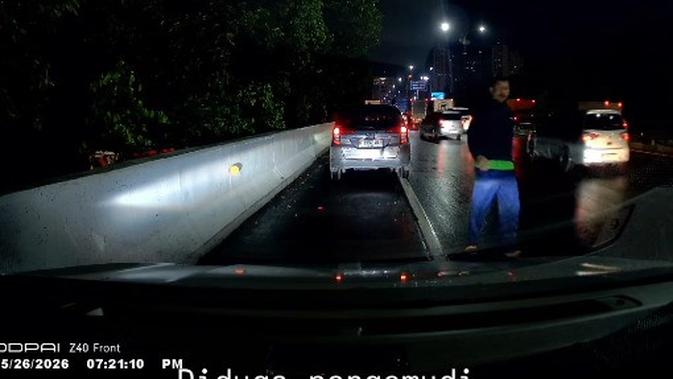 Pengemudi Taksi Online Ngamuk di Tol JORR, Mobil Korban Dirusak Besi