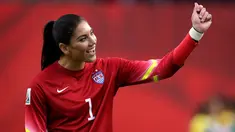 Kiper Wanita Amerika Serikat, Hope Solo menyapa pengemarnya usai bertanding melawan Kolombia di Piala Dunia Wanita 2015 di Stadion Commonwealth, Kanada, Senin (22/6/2015). Amerika Serikat menang 2-0 atas Kolombia. (Reuters/Erich Schlegel)