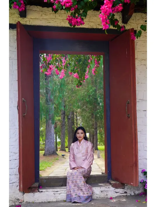 Ratu Bhutan Jetsun Pema dikenal sebagai sosok perempuan yang dikagumi oleh masyarakat di negaranya. [@queenjetsunpema]