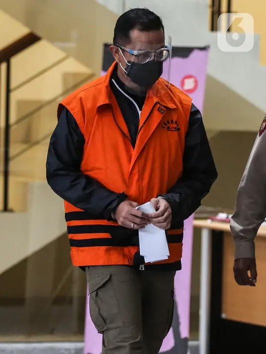 Menteri Sosial Juliari Batubara usai menjalani pemeriksaan di Gedung KPK, Jakarta, Minggu (6/12/2020). Juliari Batubara yang menyerahkan diri resmi ditahan KPK atas dugaan menerima suap terkait pengadaan bantuan sosial penanganan COVID-19 di Kementerian Sosial. (Liputan6.com/Johan Tallo)